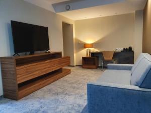 Televízia a/alebo spoločenská miestnosť v ubytovaní Green Garden Hotel