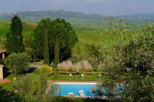 Bazén v ubytování Agriturismo LUCERTOLA nebo v jeho okolí