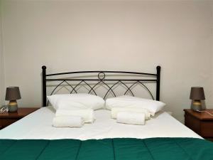 Ліжко або ліжка в номері Maria Apartment Garitsa Corfu