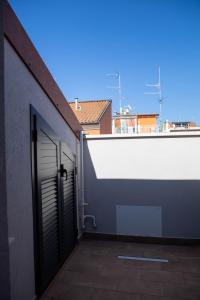 otwarte drzwi do budynku z dachem w obiekcie Vespasiani Suites w mieście San Benedetto del Tronto