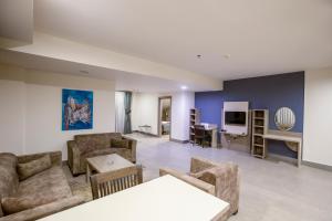 薩卡里亞的住宿－Sen Otel，带沙发、桌子和电视的客厅