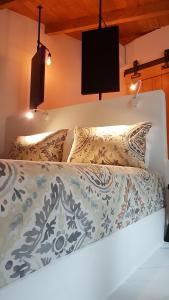 ニキアナにあるLuxury Villa Athinaのベッド1台(上に枕2つ付)