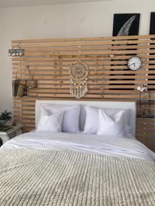 um quarto com uma cama branca e uma parede de madeira em Green garden em Žarkovo