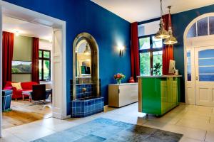 a living room filled with furniture and a blue wall at Hotel Villa Vinum Cochem in Cochem