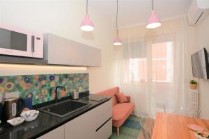 kuchnia ze zlewem i salonem w obiekcie La Dotta apartments - Via Jacopo Barozzi 2 w Bolonii