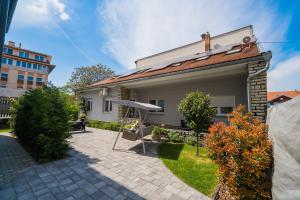 a house with a patio in the yard at Helka Ház in Siófok