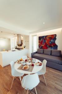 ein Wohnzimmer mit einem Tisch und einem Sofa in der Unterkunft Marina Gardens Boutique&Suites in Francavilla al Mare