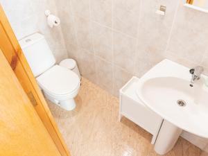 a bathroom with a toilet and a sink at Casa de l'Arbre in Aitona