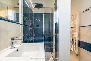 un baño con lavabo y ducha en Giorgina Paraggi by PortofinoVip, en Portofino 29 fotos más