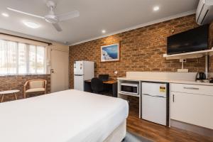 Kuchyň nebo kuchyňský kout v ubytování Sunshine Coast Airport Motel
