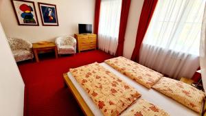 sypialnia z 2 łóżkami, komodą i oknem w obiekcie Penzion Valkoun-Lilienfeld w Karlowych Warach