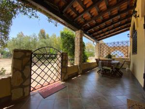 un patio con mesa, sillas y una valla en Rifugio Giudeo en Balestrate