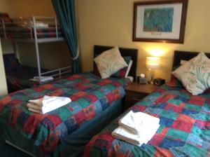 カーコーディにあるAshgrove Bed and Breakfastのベッド2台が隣同士に設置された部屋です。