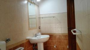 ein Bad mit einem Waschbecken und einem Spiegel in der Unterkunft Masseria Li Curti in Giuliano