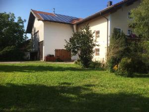 Ein Garten an der Unterkunft Ferienhaus am Waginger See