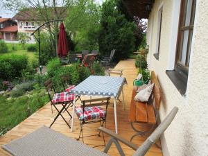 Ein Garten an der Unterkunft Ferienhaus am Waginger See