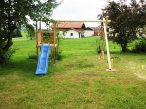 Ein Kinderspielbereich in der Unterkunft Ferienhaus am Waginger See