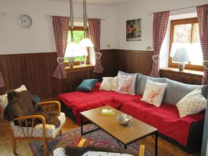 Ein Sitzbereich in der Unterkunft Ferienhaus am Waginger See
