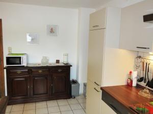 eine Küche mit einer Theke und einer Mikrowelle in der Unterkunft Ferienhaus am Waginger See in Kirchanschöring