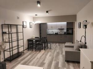 Kuchyňa alebo kuchynka v ubytovaní Uroczy apartament w ścisłym centrum Giżycka + 19 fotografií