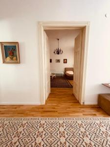 un pasillo con una puerta que conduce a un dormitorio en The Best Location salon apartment with main street view en Sarajevo