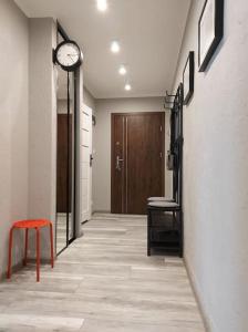 Televízia a/alebo spoločenská miestnosť v ubytovaní Uroczy apartament w ścisłym centrum Giżycka
