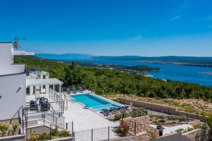 Cette villa dispose d'une piscine et offre une vue sur l'eau. dans l'établissement Villa Visum, à Šmrika