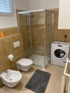 Koupelna v ubytování Apartmaji Vera + 26 fotografií