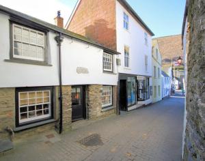 une rue vide dans une ville avec des bâtiments dans l'établissement Cloam Cottage, à Port Isaac