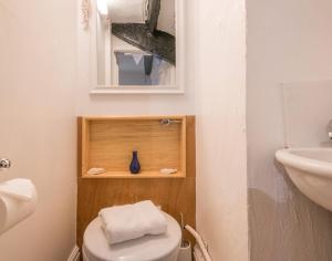 une salle de bain avec toilettes, lavabo et miroir dans l'établissement Cloam Cottage, à Port Isaac 12 autres photos