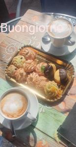 una bandeja de comida en una mesa con una taza de café en Casolare Al Porto, en Tropea