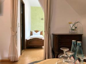 En eller flere senger på et rom på Hotel Kühler Krug