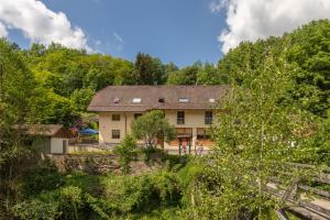 een uitzicht op een huis met bomen bij Zur Triftsperre in Passau