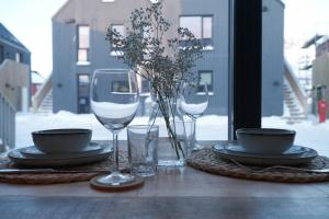 Reštaurácia alebo iné gastronomické zariadenie v ubytovaní Modern apartment in Henningsvær