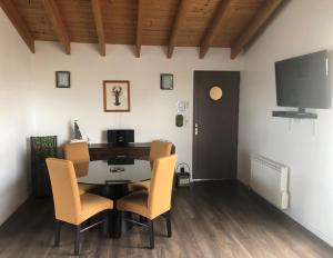 TV a/nebo společenská místnost v ubytování CotiLoft - Appartement Terrasse climatisé au cœur de La Cotinière