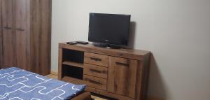 カリシュにあるMazurの室内の木製ドレッサーの上にテレビが備わります。