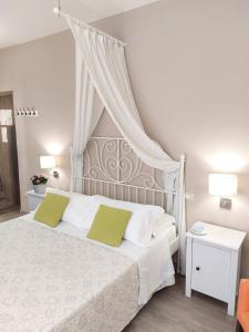 A bed or beds in a room at SWEET HOME & WELLNESS affittacamere