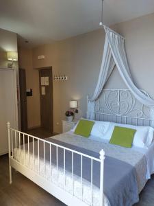 A bed or beds in a room at SWEET HOME & WELLNESS affittacamere