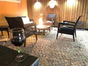 um copo de vinho sentado numa mesa numa sala de estar em Casa Lux Tavira em Luz de Tavira