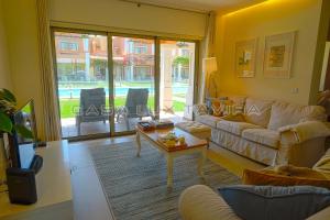 een woonkamer met een bank en een tafel bij Casa Lux Tavira in Luz de Tavira