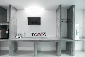 - un comptoir en béton dans une chambre avec lavabo dans l'établissement Momda Resort @Ranong, à Ranong