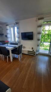 TV a/nebo společenská místnost v ubytování Beach apartment KATE with sea view, balcony and parking, MURTER, DALMATIA