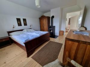 - une chambre avec un grand lit et une cuisinière dans l'établissement Zankl, à Lavamünd