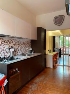 Virtuvė arba virtuvėlė apgyvendinimo įstaigoje Scendi dal treno