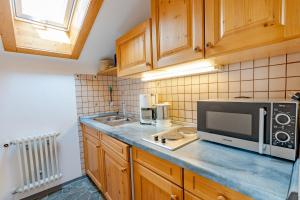 a kitchen with a sink and a microwave at Schöne Aussicht in Fischen