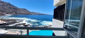 ein Blick auf das Meer aus einem Fenster in der Unterkunft Altagay, apartamento con impresionantes vistas al mar y a El Teide in Punta del Hidalgo