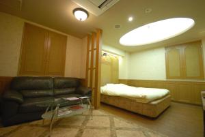 A seating area at HOTEL WiLL EX 大高 レジャーホテル
