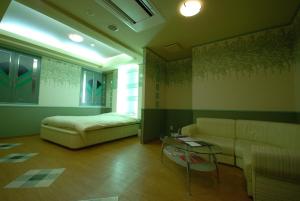 A bed or beds in a room at HOTEL WiLL EX 大高 レジャーホテル