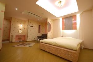 A bed or beds in a room at HOTEL WiLL EX 大高 レジャーホテル