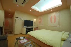A bed or beds in a room at HOTEL WiLL EX 大高 レジャーホテル
